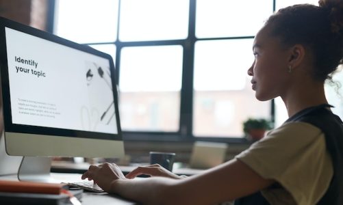 Conciliare Studio e Lavoro: 5 Lavori Online Ideali per Studenti