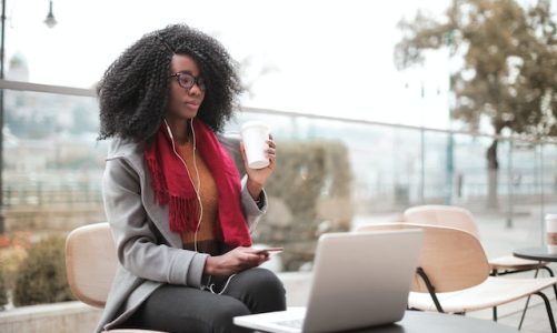 Guadagna Mentre Studi: 5 Lavori Online Perfetti per Studenti in Cerca di un Guadagno Extra