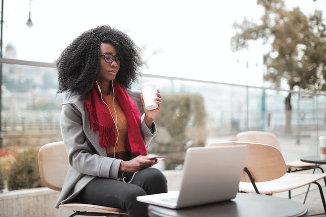 Guadagna Mentre Studi 5 Lavori Online Perfetti per Studenti in Cerca di un Guadagno Extra
